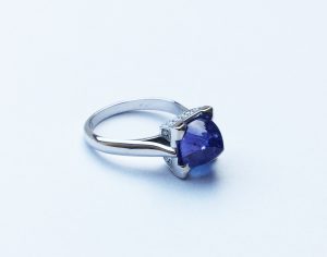 Bague tanzanite et diamant.