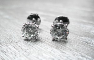 Boucles d'oreille en or gris 750 et diamants.