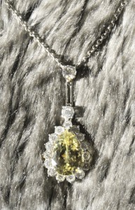 Collier chrysobéryl et diamants.