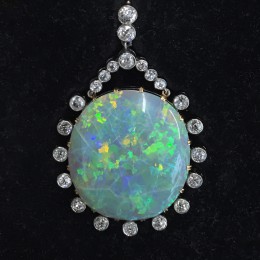 Opal and diamonds pendant.