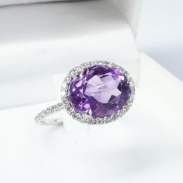 Bague diamant et saphir violet.