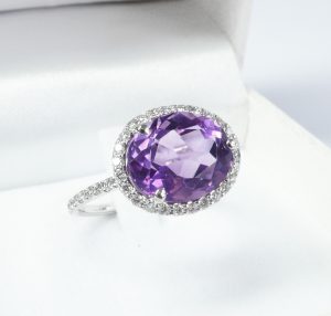 Bague diamant et saphir violet.