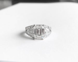 Bague diamant taille émeraude.