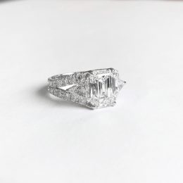 Bague diamant taille émeraude.