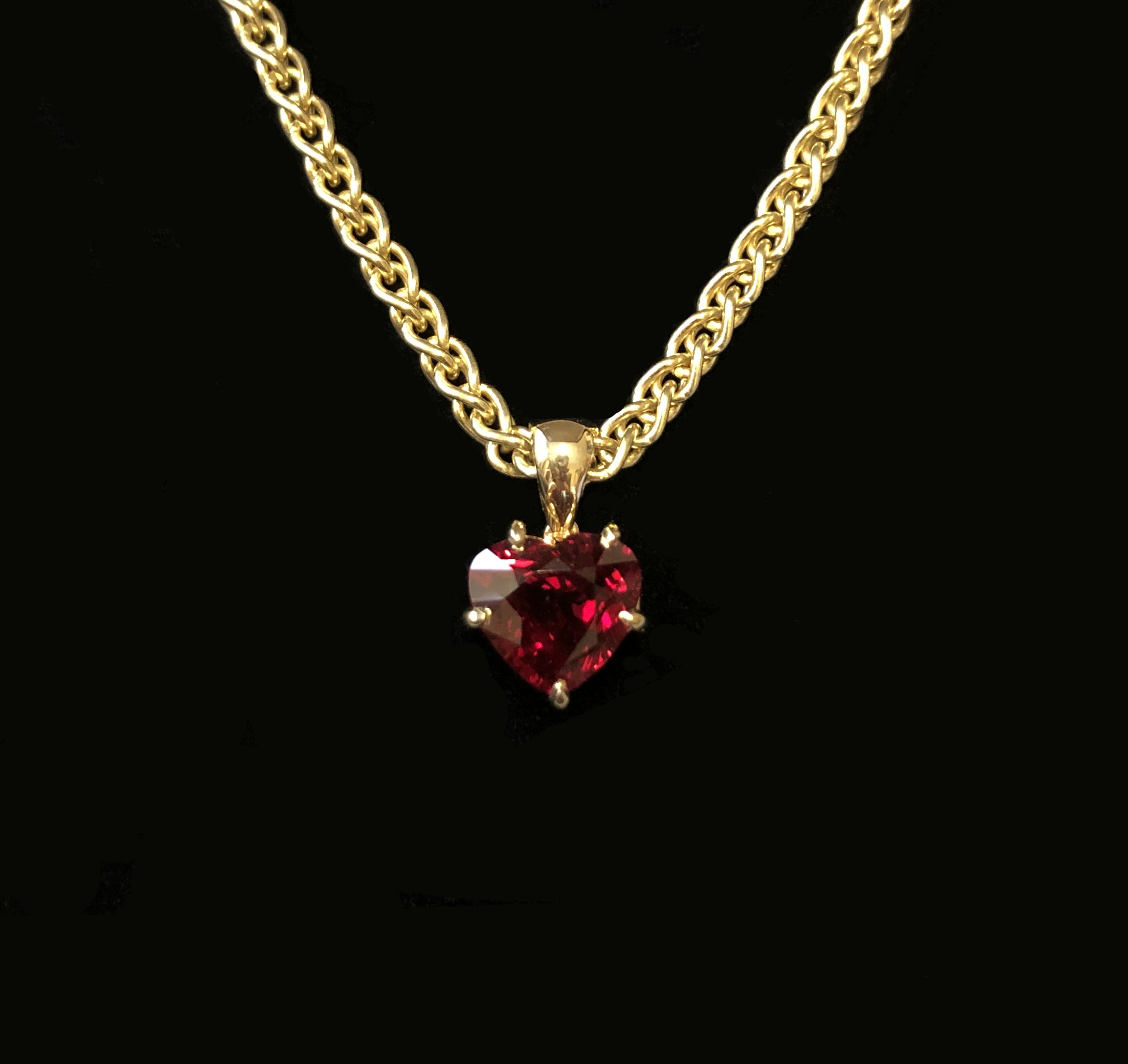 Pendentif rubis coeur Mozambique.