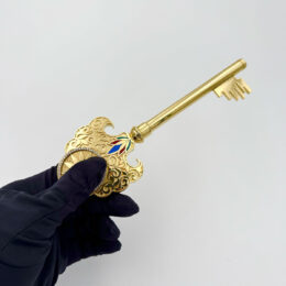 Impressive yellow gold diamond and enamel key