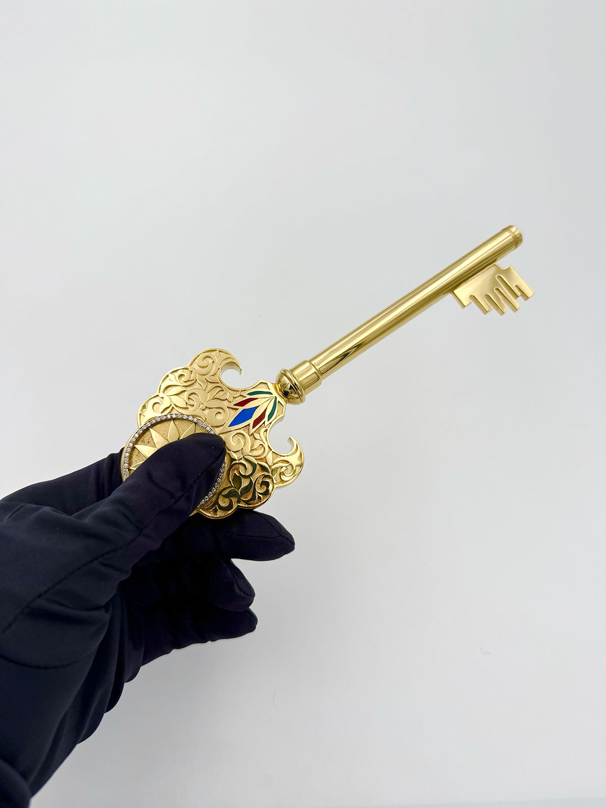 Impressive yellow gold diamond and enamel key